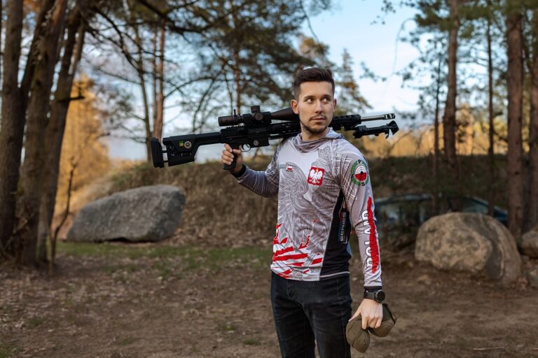 Krzysztof Ocalewski – instruktor strzelectwa i Mistrz Polski w Long Range z karabinem precyzyjnym podczas szkolenia.